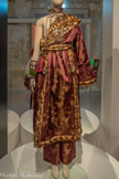 <center>Paul Poiret, la mode est une fête</center>Jean Paul Gaultier. Ensemble
Collection prêt-à-porter automne-hiver 1994,
Le Grand Voyage
Damas de soie changeant et fourrure synthétique Paris, musée des Arts décoratifs.