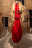 <center>Paul Poiret, la mode est une fête</center>Paul Poiret
Cape et robe-culotte, Flammes, 1911
Cape en crêpe de soie brodé main (coupé dans un châle de Manille) ; robe-culotte en velours de soie, mousseline de soie et passementerie
Paris, musée des Arts décoratifs, achat avec le concours du Fonds du patrimoine - ministère de la Culture et grâce au mécénat de Michel et Hélène David-Weill, 2005. <br>
Cette tenue créée pour Denise Boulet-Poiret, certainement pour une fête, conjugue les diverses influences orientalisantes ayant façonné le style du couturier, qui introduit au tournant des années 1910 des éléments du vestiaire oriental dans ses collections. A l’hiver 1911, il lance la jupe-culotte dérivée du sarouel, aussi appelée, entre autres, « pantalon de harem » ou « jupe- sultane ». Pour le couturier, il s’agit avant tout d’une tenue sophistiquée dont l’usage est réservé aux intérieurs et à la fête.