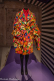 <center>Paul Poiret, la mode est une fête</center>Comme des Garçons. Tailleur-jupe
Collection automne-hiver 2013, The Infinify of Tayloring
Velours imprimé et cuir vieilli
Paris, musée des Arts décoratifs, achat grâce au soutien de Louis Vuitton, 2013