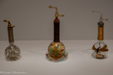 <center>Paul Poiret, la mode est une fête</center>Atelier Martine
Les Parfums de Rosine
Flacons vaporisateurs, Rosine après 1912. Verre soufflé peint. Fragonard parfumeur