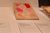 <center>Paul Poiret, la mode est une fête</center>Atelier Martine
Les Parfums de Rosine
Document publicitaire, vers 1920. Paris, musée des Arts décoratifs .