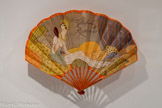 <center>Paul Poiret, la mode est une fête</center>Georges Lepape 1887-1971 Les Parfums de Rosine
Éventail publicitaire
1910
Papier, bois et métal
Ville de Paris/Bibliothèque Forney.