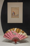 <center>Paul Poiret, la mode est une fête</center>Georges Lepape 1887-1971
Les Parfums de Rosine
Projet d’affiche pour le parfum Mam’zelle Victoire 1916
Gouache et encre de Chine sur papier
France, Grasse, musée International de la Parfumerie.
<br>
Mario Simon
Les Parfums de Rosine
Éventail publicitaire
1915
Papier, bois et métal