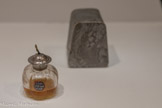 <center>Paul Poiret, la mode est une fête</center>Raoul Dufy 1877-1953
Henri Alméras 18951-1965, parfumeur.
Les Parfums de Rosine. Parfum Le Fruit défendu et sa boite
Verre, métal, cartonnage et papier
Palais Galliera — musée de la mode de la Ville de Paris.