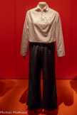 <center>Paul Poiret, la mode est une fête</center>Paul Poiret
Vareuse et pantalon. Ensemble porté par le personnel de l’une des trois péniches de Paul Poiret
1925
Satin de coton ivoire peint à l’encre noire, toile de coton et laiton. Paris, musée des Arts décoratifs, don Bernadette Caille, 2009