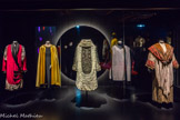 <center>Paul Poiret, la mode est une fête</center>Paul Poiret
Manteau, vers 1914.  Ottoman de soie, satin de soie, filet de coton brodé, biais de soie et métal doré.
Paris, musée des Arts décoratifs, dépôt UFAC, 199$
Achat
<br>
Paul Poiret
Cape du soir, vers 1928
Satin de soie et biais de soie Paris, musée des Arts décoratifs, legs Dolly van Dongen, 1987
<br>
Paul Poiret
Manteau du soir, vers 1926
Hermine ; incrustations de tousse fourrure rosée avec applications de lamé or à motif végétaux brodées en fils métalliques, paillettes et perles de métal facettées ; doublure en satin de soie façonnée à motifs floraux Fondation Azzedine Alaïa.
<br>
Paul Poiret
Manteau, Mistigrì vers 1925.
Jersey de laine façonné et velours de soie
Paris, musée des Arts décoratifs, dépôt UFAC, 1995
Achat
<br>
Paul Poiret
Manteau du soir, vers 1920
Velours de soie imprimé et brodér de fil métallique. 
Paris, musée des Arts décoratifs, dépôt UFAC, 1995. Don Madame Edmond de Galéa.
D'après le témoignage recueilli lors du don, ce manteau en velours de soie à longue frange aurait été porté par la chanteuse Yvette Guilbert (1865- 1944)  lorsqu'elle se produisit à l'Oasis, le théâtre et dancing nocturne de plein air créé par Paul Poiret dans les jardins de sa maison de couture. C’est en juillet 1921 que la célèbre artiste y fit un retour remarqué aux côtés d'Aristide Bruant et d'autres gloires du Paris de la Belle Époque, à l'occasion du spectacle dédié aux bals et cafés-concerts d'autrefois, « Flonflons et Refrains ».