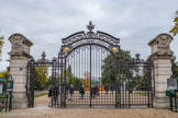 <center>Les serres d'Auteuil. </center>Entrée du jardin des serres d'Auteuil. Le jardin des Serres d'Auteuil, aménagé en 1898, expose des plantes exotiques de régions tropicales dans les serres ou de régions tempérées à l'extérieur.
Plus d'un hectare de serres est consacré à la présentation et la conservation de collections botaniques, opportunité unique à Paris de découvrir une remarquable diversité végétale.
Les reconstitutions d'écosystèmes et les présentations thématiques du site invitent à comprendre les formidables adaptations des plantes et leurs utilisations dans les différents continents.
Un jardin, quatre sites.
Avec plus de quinze mille espèces et variétés de plantes cultivées sur plus de soixante-dix hectares, le Jardin Botanique de Paris exerce ses missions de conservation, d'études, d'échanges et d'éducation dans quatre sites prestigieux : le jardin des Serres d'Auteuil et ses paysages tropicaux, le Parc de Bagatelle et sa roseraie de renommée internationale, le Parc Floral et sa flore régionale, l'Arboretum et ses arbres des régions tempérées du monde entier.