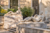 <center>Palais de Tokyo. </center> De nombreuses statues isolées étaient placées sur les terrasses du miroir d'eau réalisé par Félix Févola, dont il ne reste que les Nymphes couchées de Louis Dejean, Léon-Ernest Drivier et Auguste Guénot.