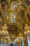 <center>Le grand foyer. </center> C'est une des plus belles parties de l'Opéra, long de 54 m, large de 13 m et haut de 18 m. Une copie de la représentation en buste de l'architecte, sculptée par Carpeaux, trône au centre du grand foyer et à proximité d'une fenêtre donnant sur la perspective de l'avenue de l'Opéra.