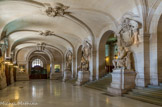 <center>Vestibule d'entrée. </center>Lully, Rameau, Gluck et Haendel, statues par Schœnewerk Alasseur, Cavelier et Salmson.