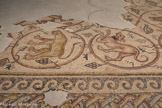 <center>PAVEMENT DE MOSAÏQUE, DÉPOSÉ DE DAYR AL-BALAH</center>Un fauve, un chien féroce.