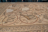 <center>PAVEMENT DE MOSAÏQUE, DÉPOSÉ DE DAYR AL-BALAH</center>Sur la première rangée, on voit un bélier et une brebis affrontés, ainsi qu'un aigle dans le rinceau central. La deuxième rangée montre une girafe, un dompteur et un éléphant.