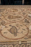 <center>PAVEMENT DE MOSAÏQUE, DÉPOSÉ DE DAYR AL-BALAH</center>Sur la troisième rangée, apparaissent un oiseau avec sa portée, une situle avec des fruits et un coq.
