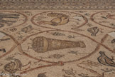 <center>PAVEMENT DE MOSAÏQUE, DÉPOSÉ DE DAYR AL-BALAH</center>Une situle avec des fruits et un coq.