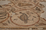 <center>PAVEMENT DE MOSAÏQUE, DÉPOSÉ DE DAYR AL-BALAH</center>Un oiseau avec sa portée, une situle avec des fruits.
