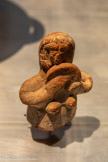 <center>FIGURINE : FEMME AU TAMBOURIN</center>Âge du Fer, 800 à 601 av.n.è.
Terre cuite.
Le corps en cloche est légèrement tourné, ce qui donne un sentiment de mouvement et de danse. Dans l’Orient ancien, la musique et la danse traduisent un des aspects essentiels de la religion cananéenne. La danseuse au tambourin, largement attestée en Syrie-Palestine, était prêtresse ou déesse et son culte était souvent lié à la fécondité ou à la famille, puisqu’on la retrouve souvent dans les maisons.