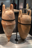 <center>AMPHORE CHYPRIOTE  À ANSES DE PANIER</center>Période perse, Ve siècle av.n.è
Terre cuite.