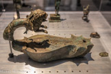 <center>GRANDE LAMPE À PROTOMÉ DE LION</center>Période romaine, Ier siècle
Découverte sous-marine à Gaza, 2004
Bronze, fonte creuse (corps) et fonte pleine (anse