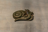 <center>APPLIQUE EN FORME D'ESCARGOT</center>Période romaine, IIIe- IVe siècle
Découverte à Gaza
Bronze, moulé.