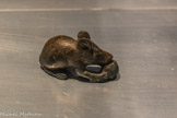 <center>SOURIS</center>Période romaine (64 av.n.è. à 313)
Découverte à Biakhiya (antique Anthédon)
Bronze