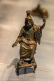 <center>FIGURINE: SÉRAPIS</center>Période romaine, vers II* siècle?
Découverte sous-marine à Gaza, 2004
Bronze moulé. <br>
Divinité grecque introduite en Égypte sous les Ptolémées, Sérapis est assimilé au taureau Apis qui devint, après sa mort, l’Osiris-Apis. Son culte se répandit dans tout le bassin méditerranéen à l'époque hellénistique. Le développement du culte de Sérapis marque la naissance d'une nouvelle religion à la confluence de la tradition grecque et de la tradition égyptienne.
Autorité Nationale Palestinienne, ancienne collection Jawdat Khoudary, Gaza.
Dépôt au Musée d'art et d’histoire, Ville de Genève