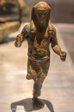 <center>FIGURINE : OSIRIS-ANTINOÜS</center>Période romaine, Ier— IIIe siècle
Découverte sous-marine à Gaza, 2004
Bronze moulé. <br>
La statuette représente Antinoüs, le favori d’Hadrien, mort noyé dans le Nil en 130. Antinoüs fut divinisé et le culte d’Osiris-Antinoüs, se répandit rapidement dans toutes les provinces de l'Empire. Hadrien visite Gaza en 129 qui organise par la suite une fête annuelle en son honneur. Gaza reçoit d’Hadrien le privilège exceptionnel d’émettre une gamme de 5 monnaies, analogue à celles du Sénat de Rome.
