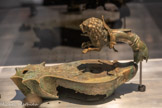 <center>GRANDE LAMPE À PROTOMÉ DE LION</center>Période romaine, Ier siècle
Découverte sous-marine à Gaza, 2004
Bronze, fonte creuse (corps) et fonte pleine (anse