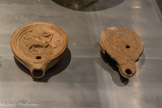 <center></center>LAMPE À HUILE RESTAURÉE AVEC MOTIF DE CENTAURE
Période romaine, IIe-IVe siècle
Terre cuite. <br>
FRAGMENT DE LAMPE À HUILE AVEC MOTIF DE GLADIATEUR
Période romaine, IIIe siècle
Terre cuite