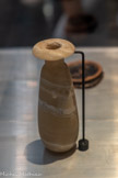 <center>BOUTEILLE (ALABASTRON)</center>Période perse, 550 à 330 av.n.è.
Albâtre