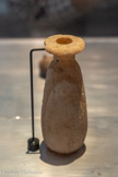 <center>BOUTEILLE (ALABASTRON)</center>Période perse, 550 à 330 av.n.è.
Albâtre
