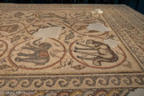 <center>PAVEMENT DE MOSAÏQUE, DÉPOSÉ DE DAYR AL-BALAH</center>Sur la première rangée, on voit un bélier et une brebis affrontés, ainsi qu'un aigle dans le rinceau central. La deuxième rangée montre une girafe, un dompteur et un éléphant.