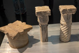 <center></center>CHAPITEAU
Période hellénistique ou romaine, Ier siècle av. n. è. - Ier siècle
Découvert à Gaza, Blakhiya (antique Anthédon), 1992
Marbre blanc veiné de gris-bleu. <br>
CHAPITEAU AVEC SA COLONNETTE
Période byzantine (313 à 642)
Marbre. <br>
COLONNE TORSADÉE
Période byzantine (313 à 642)
Marbre