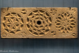 <center>LINTEAU À 3 GRANDES ROSACES POURVU D'UN OCULUS (ORIFICE D'AÉRATION)</center>Période ottomane, XIX® siècle
Calcaire
Ornements dessinés au compas sur une pierre préalablement compartimentée. Cet élément prenait place dans le tympan d'une porte ou d'un portail.