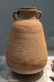 <center>PETITE JARRE</center>Période mamelouke, seconde moitié du XIIIe-XVe siècle
Découverte dans la vieille ville de Gaza
Céramique, pâte ocre-brun, surface beige, décor strié sur le col et l’épaule, ondulation peignée au bas de la panse.
Forme : bi-ansée, à fond convexe.