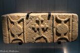 <center>FRAGMENT DE LINTEAU AVEC CROIX</center>Période ottomane, XIXe siècle
Calcaire