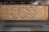 <center>LINTEAU EN DEUX FRAGMENTS</center>Période mamelouke, XIIIe-XVIe siècle
Découvert à Gaza City, maison ottomane du quartier de Zeytoun, 1995
Calcaire, traces de badigeon coloré moderne
Panneau décoratif orné d'une rosace sculptée en réserve, deux autres rosaces imbriquées de part et d'autre ; ce motif central est encadré de petits panneaux décorés d'un motif souple d'entrelacs.