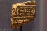 <center>Le nom d'Alexandre le Grand écrit en hiéroglyphes dans un cartouche royal. Fragment d’horloge à eau (?)</center>Règne d’Alexandre le Grand en Égypte, 332-323 av. J.-C.
Égypte, Tell el-Yahoudiyeh. Basalte
Paris, musée du Louvre, département des Antiquités égyptienne