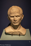 <center>Portrait présumé de Jules César</center>- Portrait présumé de Jules César
Facsimilé
Milieu du Ier siècle av. J.-C.
Marbre du Dokimeion (Asie Mineure). Arles, musée départemental Arles antique.