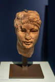<center>Tête de reine, peut-être Cléopâtre VII</center>Époque hellénistique, Ier siècle av. J.-C.
Égypte
Marbre
Paris, musée du Louvre, département des Antiquités grecques, étrusques et romaine.