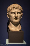 <center>Portrait d'Auguste</center>Époque romaine, fin du Ier siècle av. J.-C. –Ier siècle apr. J.-C.
Marbre de Luni.
53 cm. Vatican, musées du Vatican.