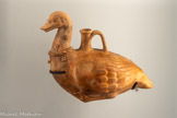 <center>Vase de type « askos »</center>en forme de canard
Epoque hellénistique Ier siècle av J.-C.
Campanie. Argile. 
Paris, musée du Louvre, département des Antiquités égyptiennes.