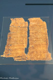 <center>Papyrus dit « de Cléopâtre »</center>Rédigé en grec.
Époque ptolémaïque, février 33 av. J.-C.
Papyrus (fac-similé exposé)
Berlin, musée égyptien, Neues Muséum.
Le papyrus, dit «de Cléopâtre» (33 av. J.-C.), nous apprend qu’un I puissant Romain, sans doute Canidius Crassus, proche de la reine, exploita des terres en Égypte. Le texte est suivi de la mention ginesthô (« Qu’il en soit ainsi »), peut-être ajoutée par Cléopâtre elle-même dont on aurait ici le seul autographe.
