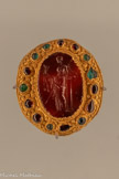 <center></center>Intaille représentant une reine ptolémaïque tenant un sceptre et une double corne d’abondance
Epoque ptolémaïque,
IIe - Ier siècle av. J.-C.
Cornaline, monture en or avec grenats et pâte de verre verte. Paris, Bibliothèque nationale de France, départements des Monnaies,
Médailleés et Antiques.