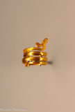 <center>Bague spirale en forme de serpent</center>Époque romaine, 30 av. J.C.-200 apr. J.C.
Turquie, Cnide Or
Paris, musée du Louvre, département des Antiquités grecques, étrusques et romaines