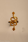 <center>Bague en forme de serpent</center>Époque romaine Or ciselé
Paris, musée du Louvre, département des Antiquités égyptiennes