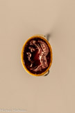 <center></center>Bague-sceau ornée d’une intaille au buste de Ptolémée IX Sôter ou Ptolémée X Alexandre.
Époque ptolémaïque, fin du Ier siècle av. J.-C.
Or, grenat
Genève, Fondation Gandur pour l’Art