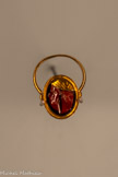 <center></center>Bague ornée d’une intaille au buste d’un jeune souverain hellénistique (prince de la famille des Ptolémées ?)
Époque hellénistique, IIe siècle av. J.-C Syrie
Or, grenat
Paris, Bibliothèque nationale de France, département des Monnaies, Médailles et Antiques, Luynes.