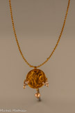 <center>Chaîne avec une monnaie en pendentif </center>Basse-Egypte, Alexandrie
Époque ptolémaïque, 277-274 av. J.-C.
Or
Paris, Bibliothèque nationale de France, département des Monnaies, Médailles et Antiques
