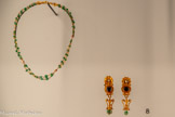 <center></center>Collier
Époque ptolémaïque,  Ier siècle av. J.-C.
Or, émeraude
Genève, Fondation Gandur pour l’Art
<br 8. Boucles d’oreille à décor floral
Époque ptolémaïque, fin du IVe siècle av. J.-C.
Or, perles, grenat, chrysoprase
Genève, Fondation Gandur pour l’Art,