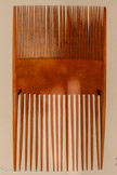 <center>Peigne double</center>Époque ptolémaïque ou romaine, 330 av. J.-C.-395 apr. J.-C.
Égypte
Bois
Paris, musée du Louvre, département des Antiquités égyptiennes